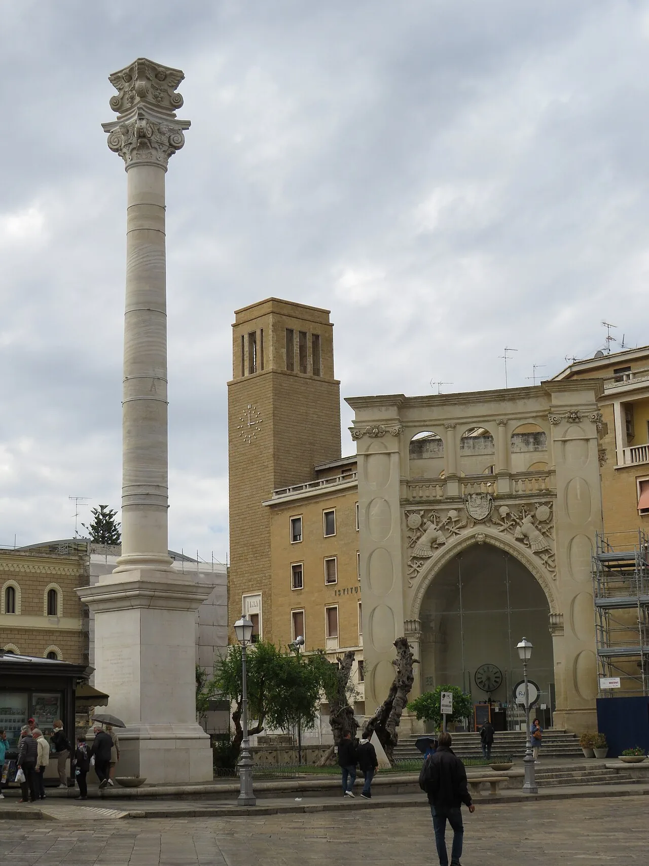 La colonna di Sant'Oronzo con la statua del santo in piazza Sant'Oronzo a Lecce