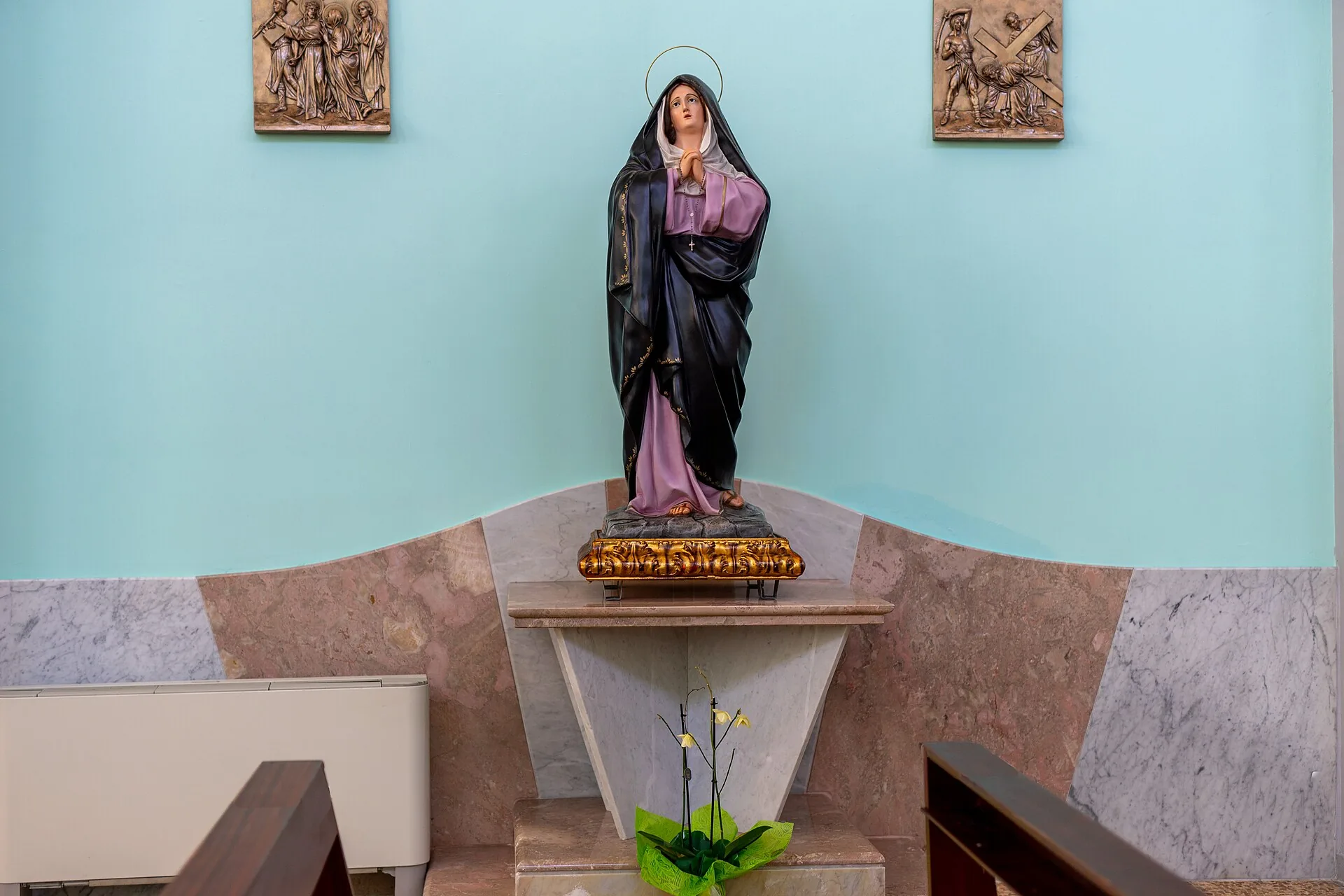 Una statua in cartapesta leccese dell'Addolorata in una cappella
