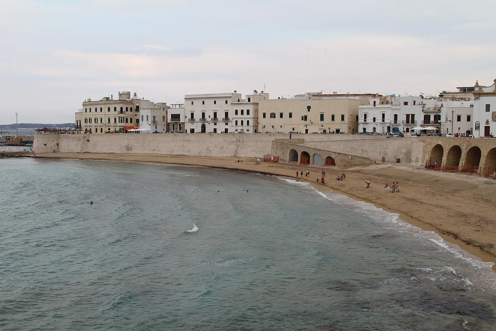 Il centro storico di Gallipoli sull'isola, con le case chiare affacciate sul mare Ionio