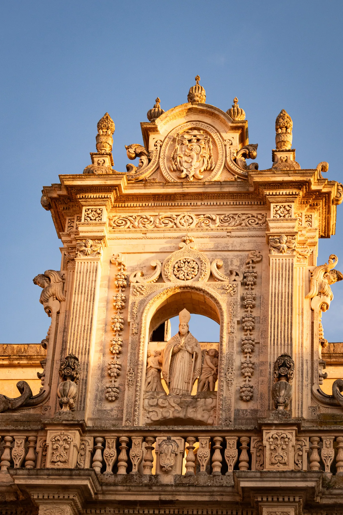 Un dettaglio barocco del Duomo di Lecce illuminato dalla luce del tramonto