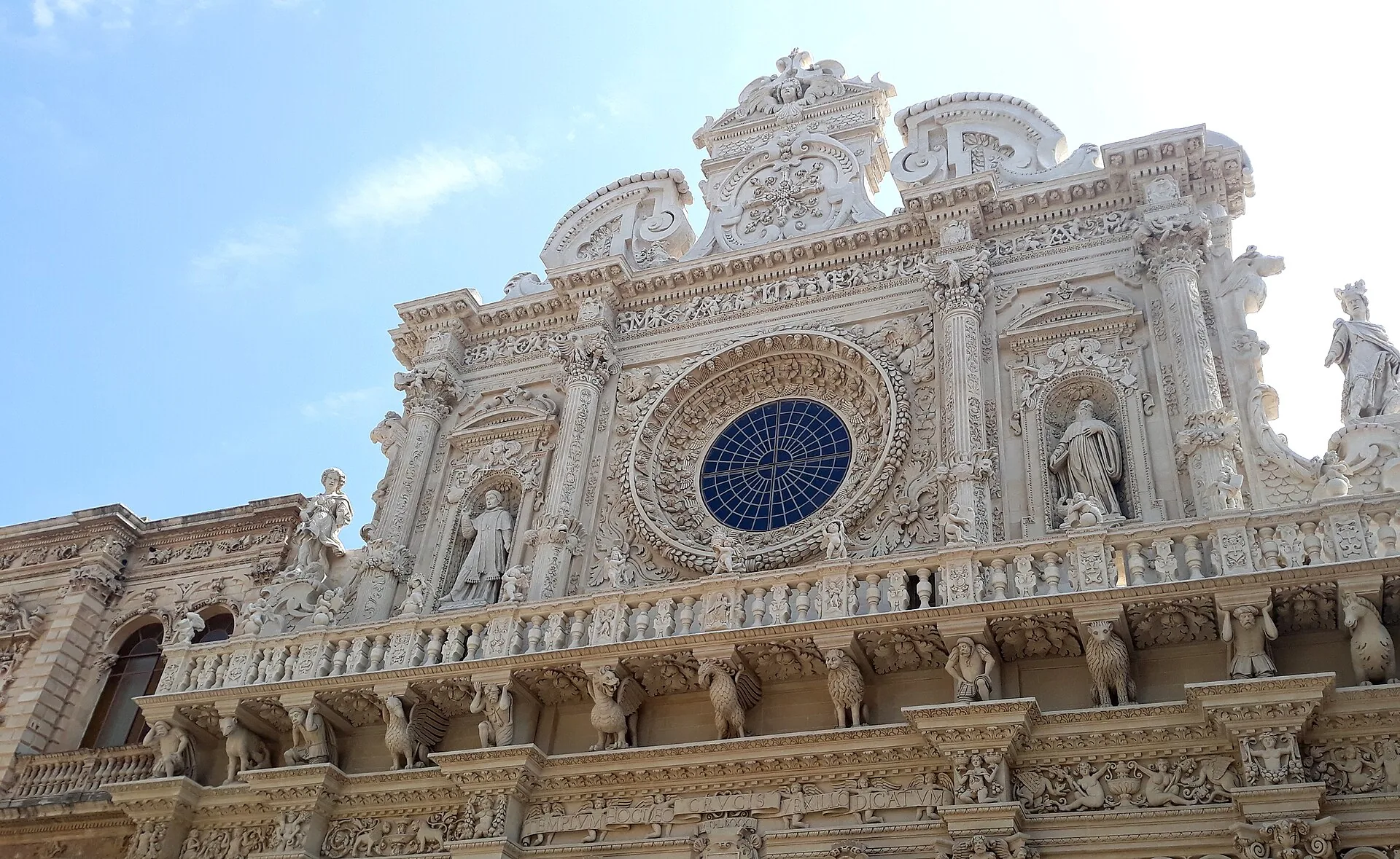 La facciata barocca della Basilica di Santa Croce a Lecce in pietra leccese