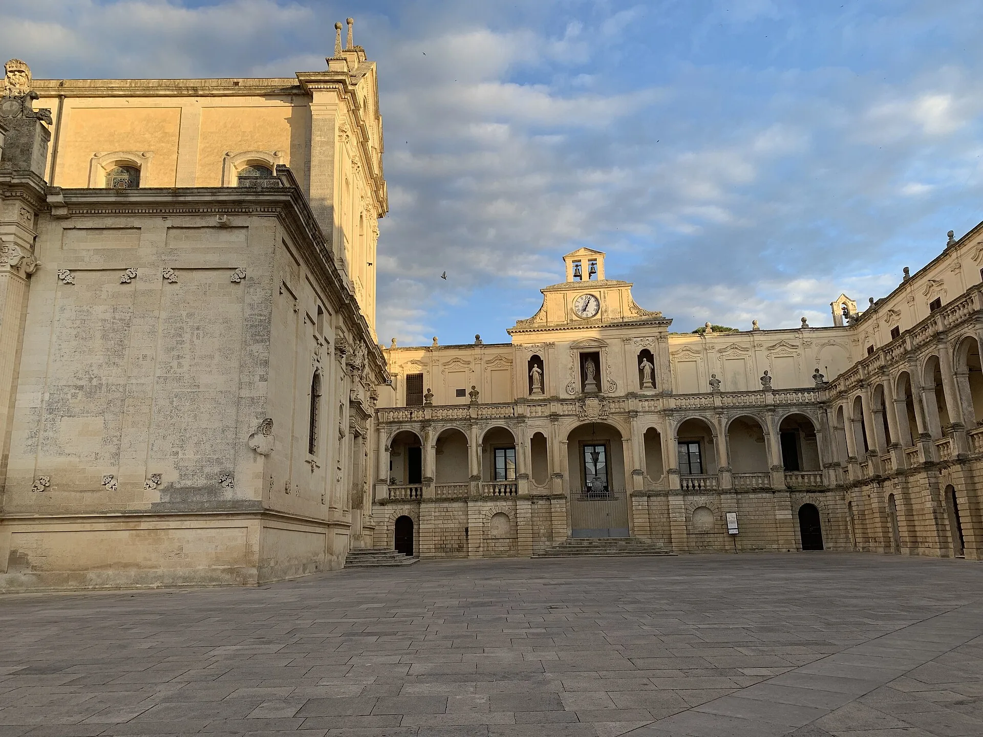 Piazza del Duomo di Lecce con il campanile e le facciate barocche in pietra chiara