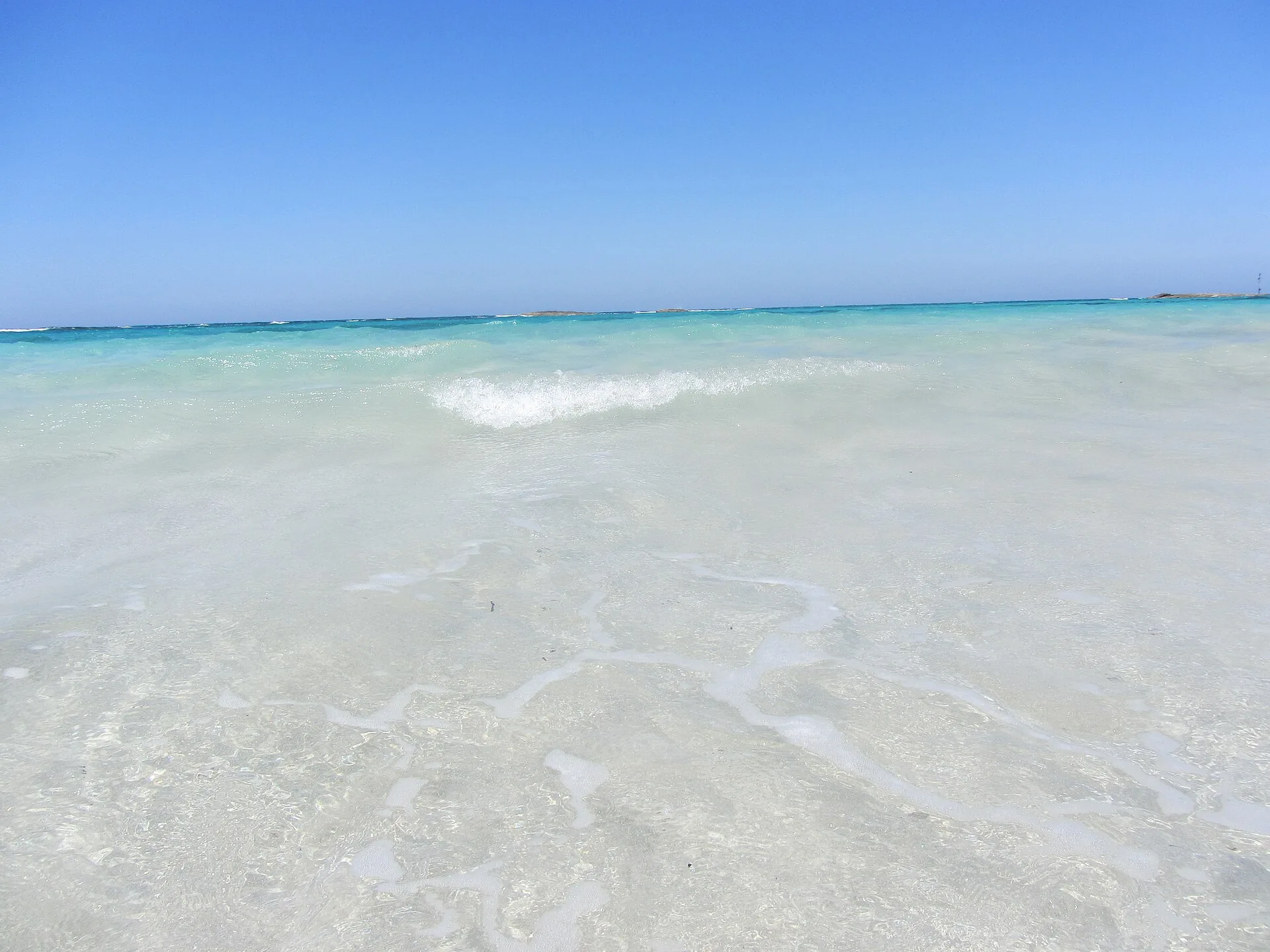 L'acqua bassa e trasparente di una spiaggia della costa ionica salentina