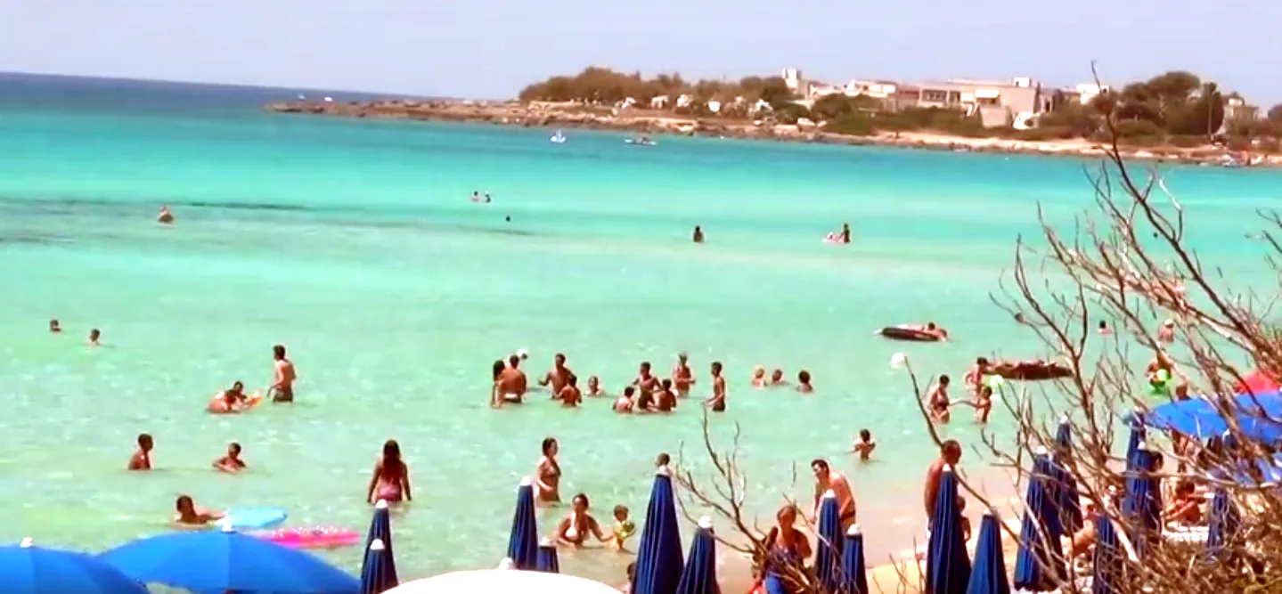 La spiaggia di Punta Prosciutto con l'acqua turchese del mar Ionio